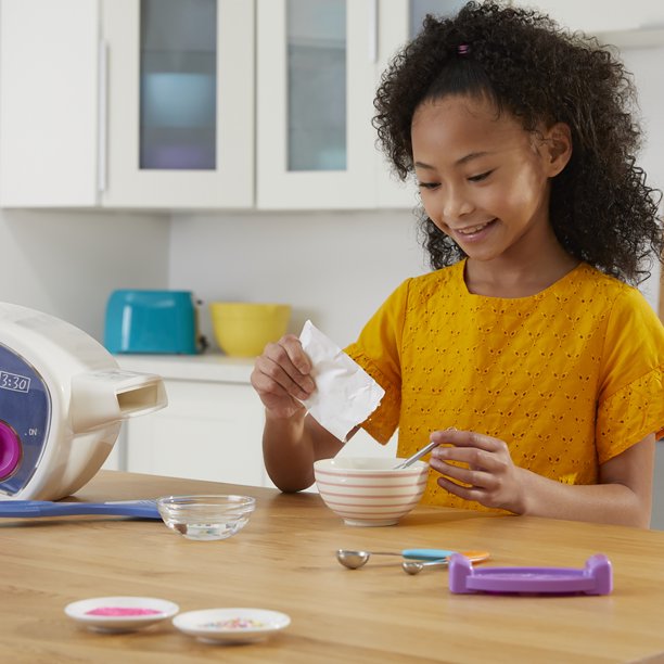 Easy-Bake Ultimate Oven Creative Baking Toy
