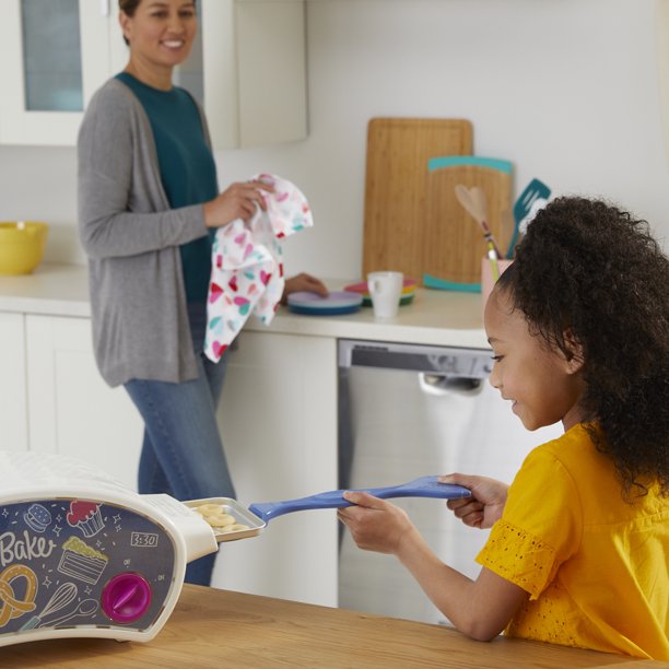 Easy-Bake Ultimate Oven Creative Baking Toy