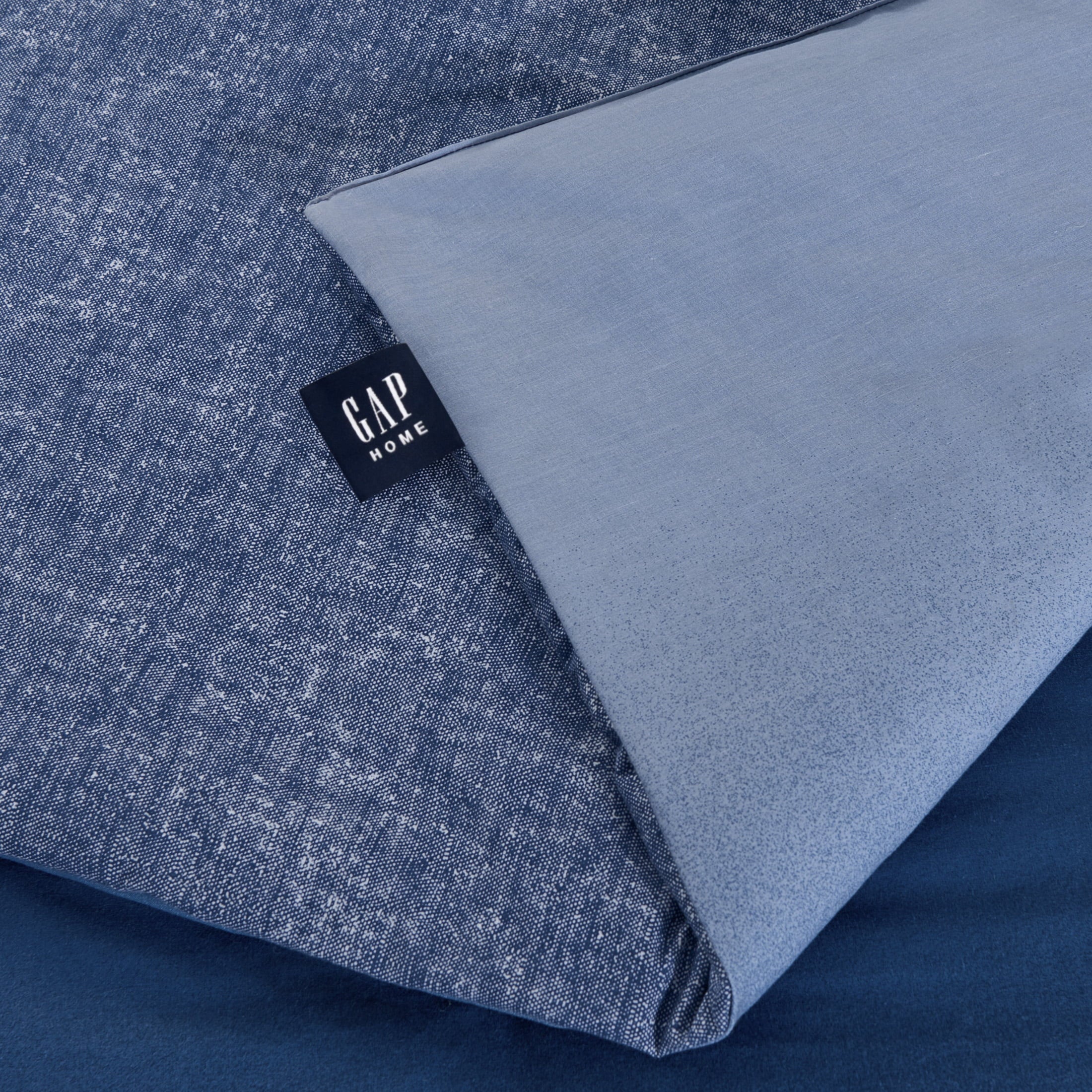 Gap Home Ombre Reversible Organic Cotton Blend Comforter Set, King, Blue, 3-Pieces